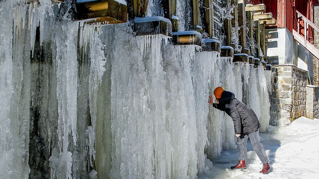Pohled na tém zamrzlou ekovu pilu na ece Vyde na umav. (12. ledna 2023)