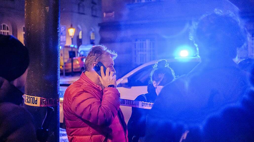 Poslanec ANO Jan Richter na míst� st�elby na Filozofické fakult� UK (21....