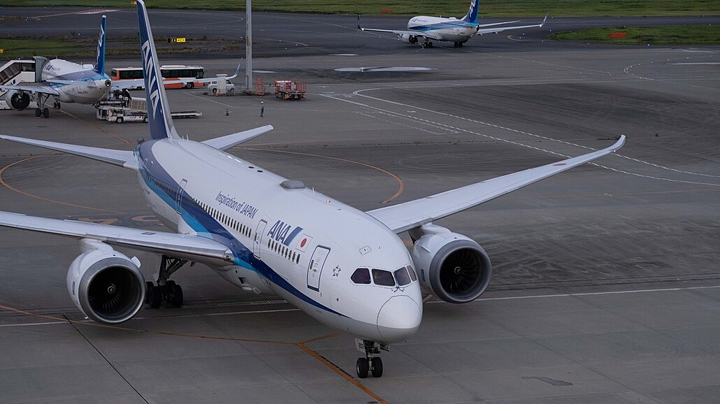 Boeing spole�nosti All Nippon Airways na japonském leti�ti Haneda (12. �íjna...