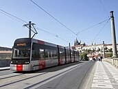 Nová flotila nízkopodlaních tramvají koda ForCity Plus Praha 52T se v ulicích...