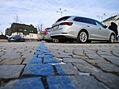 Symbolem nového systému parkingu v Jihlav jsou modré áry vymezující zóny s...