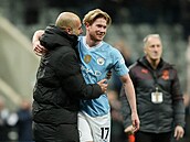 astný stelec Kevin De Bruyne v objetí trenéra Pepa Guardioly po výhe nad...