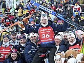 Vetle Sjaastad Christiansen slaví s norským týmem svou výhru v Ruhpoldingu.
