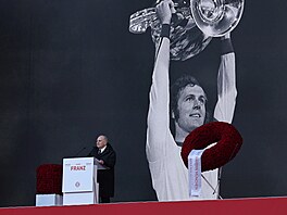 Své Díky, Císai i Díky, Franzi pili do mnichovské arény íci jeho...