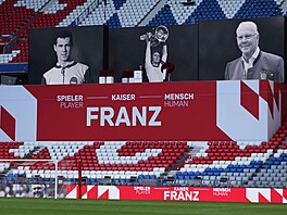Na velkoploných obrazovkách se promítaly zábry z Beckenbauerova ivota. U...