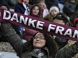 DÍKY, FRANZI. ena v ochozech stadionu Bayernu Mnichov pi louení s Franzem...
