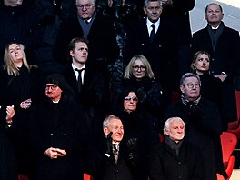 Zhruba 30 000 lidí a mezi nimi mnoství osobností nmeckého a svtového...