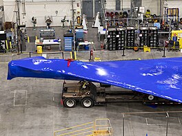 Snímek z roku 2022 zachycuje letoun X-59 v kalifornském závod Lockheed Martin...
