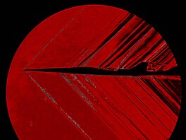 Snímek zmen�eného modelu letounu X-59 v nadzvukovém testovacím tunelu v NASA...