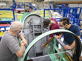 Technici Lockheed Martin zkoumají kokpit letounu X-59. Bude následovat montá...