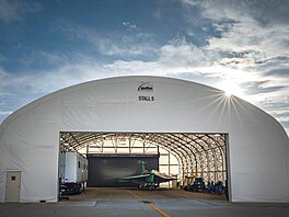 Pohled a hangár, kde je letoun X-59 umíst�n.