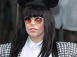 Móda myákových uí se nevyhýbá ani slavným, jako je Lady Gaga.