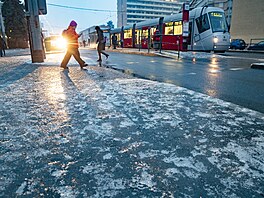 V Praze na Petinách se pes noc vytvoilo náledí. (18. ledna 2024)