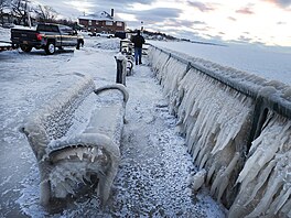 Zamrzlé pobeí v americkém Hamburku ve stát New York (28. prosince 2017)