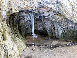 Cigánská jeskyn láká návtvníky svou ledovou atmosférou hned u vstupu.