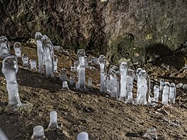 Na skupinky malých ledouch narazí návtvníci ve Smrtní jeskyni.