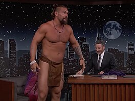 Jason Momoa se svlékl do tradi�ního havajského obleku v show Jimmyho Kimmela.