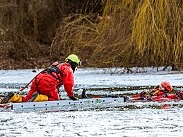 Na zamrzlém jezee Podbrady u Olomouce nacviovali hasii záchranu lidí, pod...