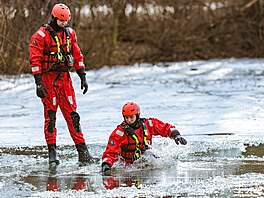 Na zamrzlém jezee Podbrady u Olomouce nacviovali hasii záchranu lidí, pod...