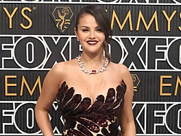 Selena Gomezová na udílení cen Emmy (Los Angeles, 15. ledna 2024)