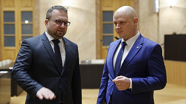 Ministr prce a socilnch vc Marian Jureka (vlevo) pichz k stavnmu soudu. (10. ledna 2024)