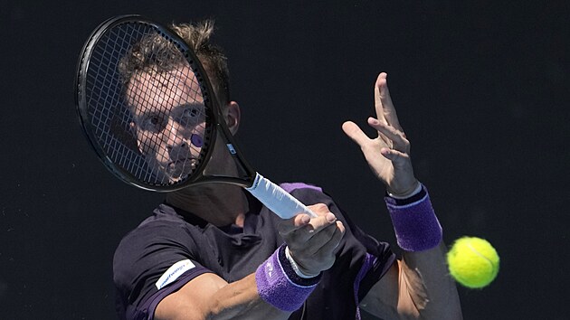 esk tenista Ji Leheka hraje forhend  v 1. kole Australian Open.