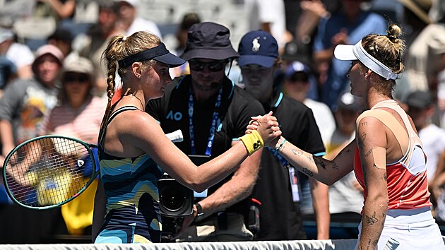 esk tenistka Markta Vondrouov (vpravo) gratuluje k postupu Ukrajince Dajan Jastremsk po zpase 1. kola Australian Open.