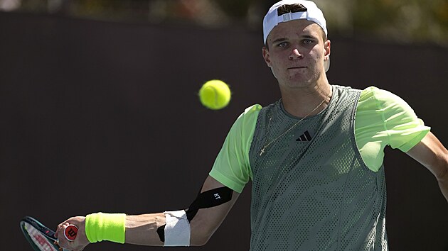 esk tenista Jakub Menk se napahuje v 1. kole Australian Open.