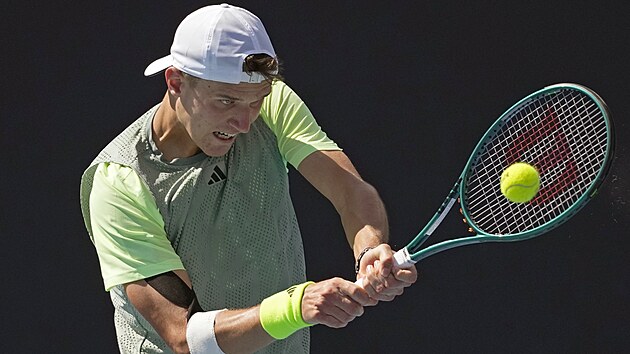 esk tenista Jakub Menk hraje bekhend v 1. kole Australian Open.