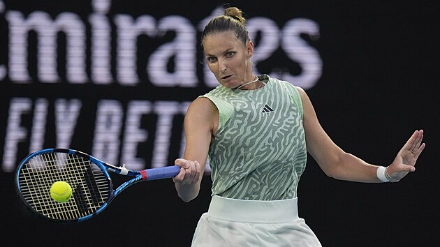 esk tenistka Karolna Plkov hraje forhendov der v 1. kole Australian...