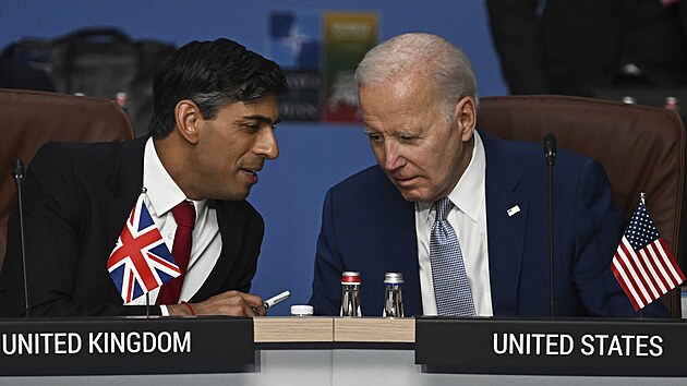Britsk premir Rishi Sunak (vlevo) a americk prezident Joe Biden hovo na zatku zasedn Severoatlantick rady bhem summitu NATO v litevskm Vilniusu na snmku z ervence 2023.