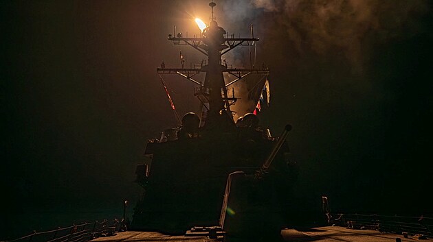 Raketa odplen z vlen lodi bhem operace koalice veden USA proti vojenskm clm v Jemenu (12. ledna 2024)