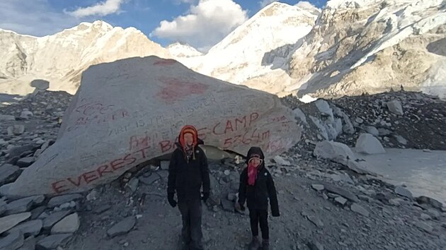�ty�let� Zara se stala nejmlad�� �enou na sv�t�, kter�  dok�zala zdolat z�kladn� t�bor nejvy��� hory sv�ta Mt. Everest.
