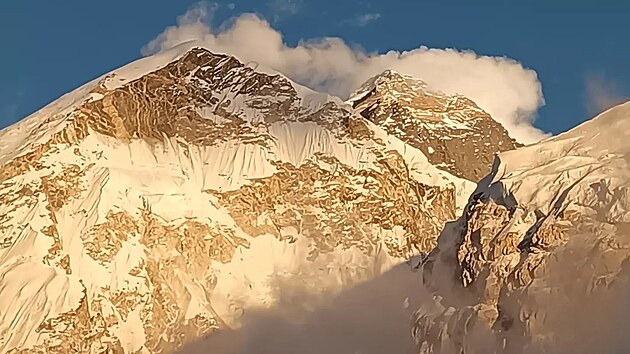 �ty�let� Zara se stala nejmlad�� �enou na sv�t�, kter�  dok�zala zdolat z�kladn� t�bor nejvy��� hory sv�ta Mt. Everest.