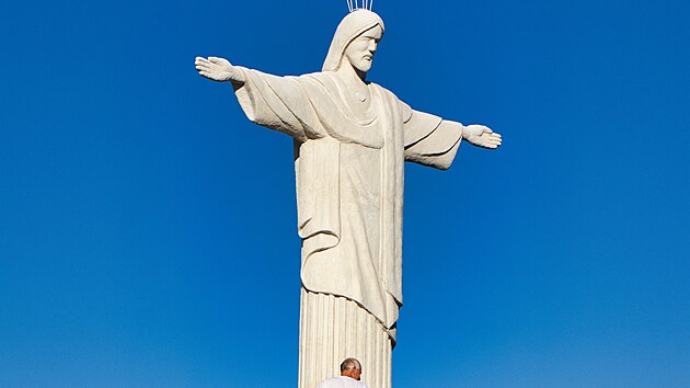 Rio de ڞice. Nejvy socha Jee Krista v esku stoj v ڞicch u Kralup. Je...