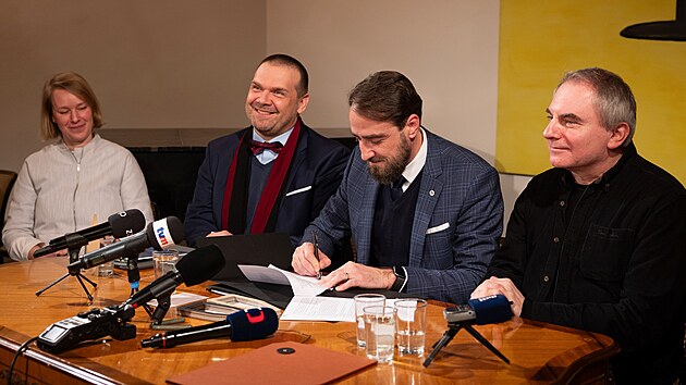Podpis smlouvy na projektanta SEFO: zprava Jan pka, Ondej Zatloukal, Martin Baxa a Barbora Kundrakov.