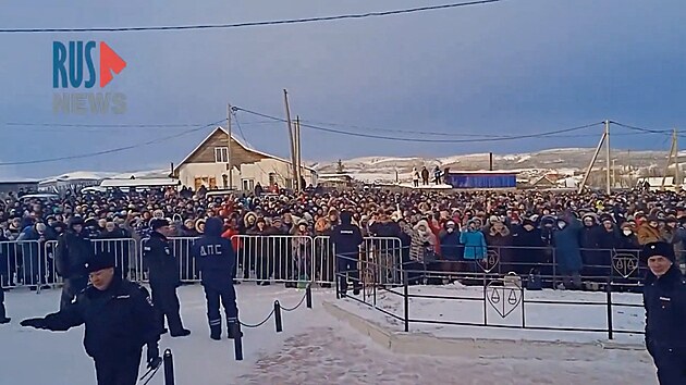Protest nkolika tisc lid ped soudem v Bakortostnu v ruskm Povol perostl v potyky s polici. (17. ledna 2024)