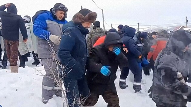 Protest nkolika tisc lid ped soudem v Bakortostnu v ruskm Povol perostl v potyky s polici. (17. ledna 2024)