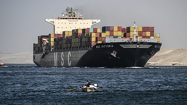 Kontejnerov lo spolenosti Mediterranean Shipping Company proplouv Suezskm prplavem smrem k Rudmu moi. (22. prosince 2023)