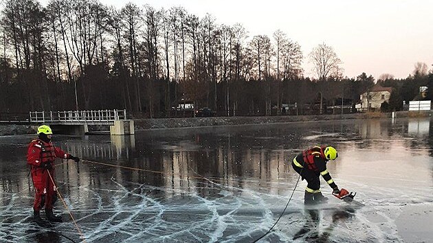 Na Hrad�ansk�m rybn�ku v Ralsku se propadl led pod autem