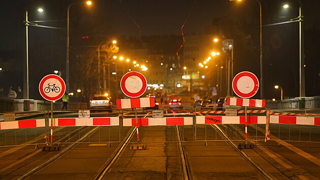 Z dvodu havarijn uzavrky Libeskho mostu je zastaven provoz tramvaj mezi Palmovkou a Maninami. (11. ledna 2024)
