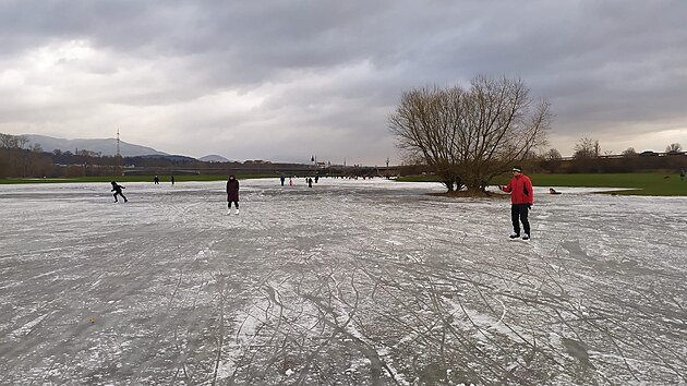 Na poli na Litom��icku vzniklo kluzi�t�.