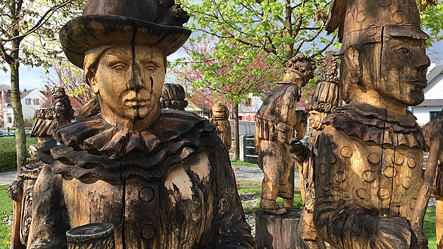 D�ev�n� sochy na b�ehu Chrudimky u Betl�ma v Hlinsku zn�zor�uj� postavy tradi�n�ho masopustu z Hlinecka.