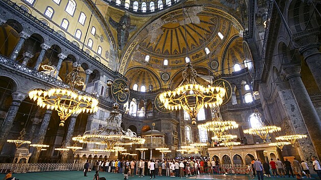 Hagia Sofia. Architekty stavby byli Isidor z Miltu a Anthmios z Trallu a byla vysvcena 27. prosince 537.