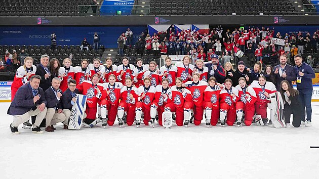 Po prohran�m fin�le u� s �sm�vem p�zuj� �esk� hokejistky do 18 let se...