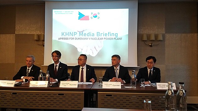 Nejvy��� z�stupci jihokorejsk� spole�nosti KHNP