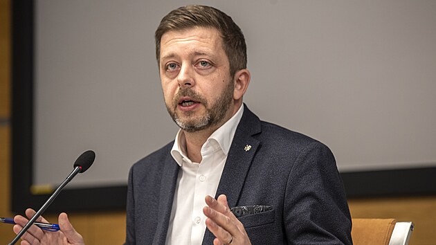 Ministr vnitra Vít Rakušan na tiskové konferenci spolu s ředitelem sekce vnitřní bezpečnosti a policejního vzdělávání Janem Paďourkem shrnul dění ohledně prosincové tragické střelby na filozofické fakultě. (12. ledna 2024)