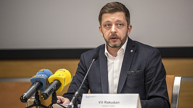 Ministr vnitra Vít Rakušan na tiskové konferenci spolu s ředitelem sekce vnitřní bezpečnosti a policejního vzdělávání Janem Paďourkem shrnul dění ohledně prosincové tragické střelby na filozofické fakultě. (12. ledna 2024)