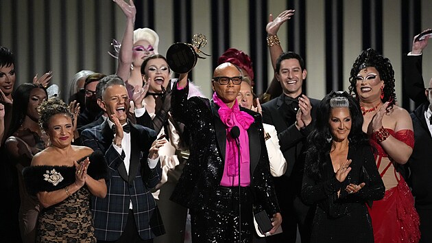 Tm z poadu RuPaul's Drag Race pebr cenu za vynikajc soutn reality show. (16. ledna 2024)