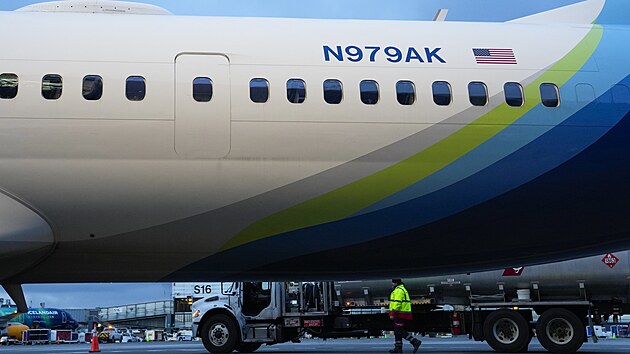 Letadlo Boeing 737 MAX 9 spolenosti Alaska Airlines ek na kontrolu v hangru leteck spolenosti na mezinrodnm letiti Seattle-Tacoma ve stt Washington. (10. ledna 2024).